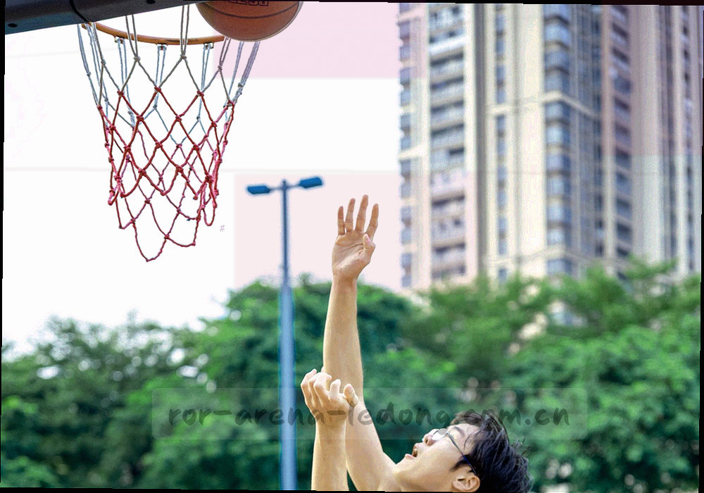 选手席剪影与替补贡献热力分布图叠加的画面
